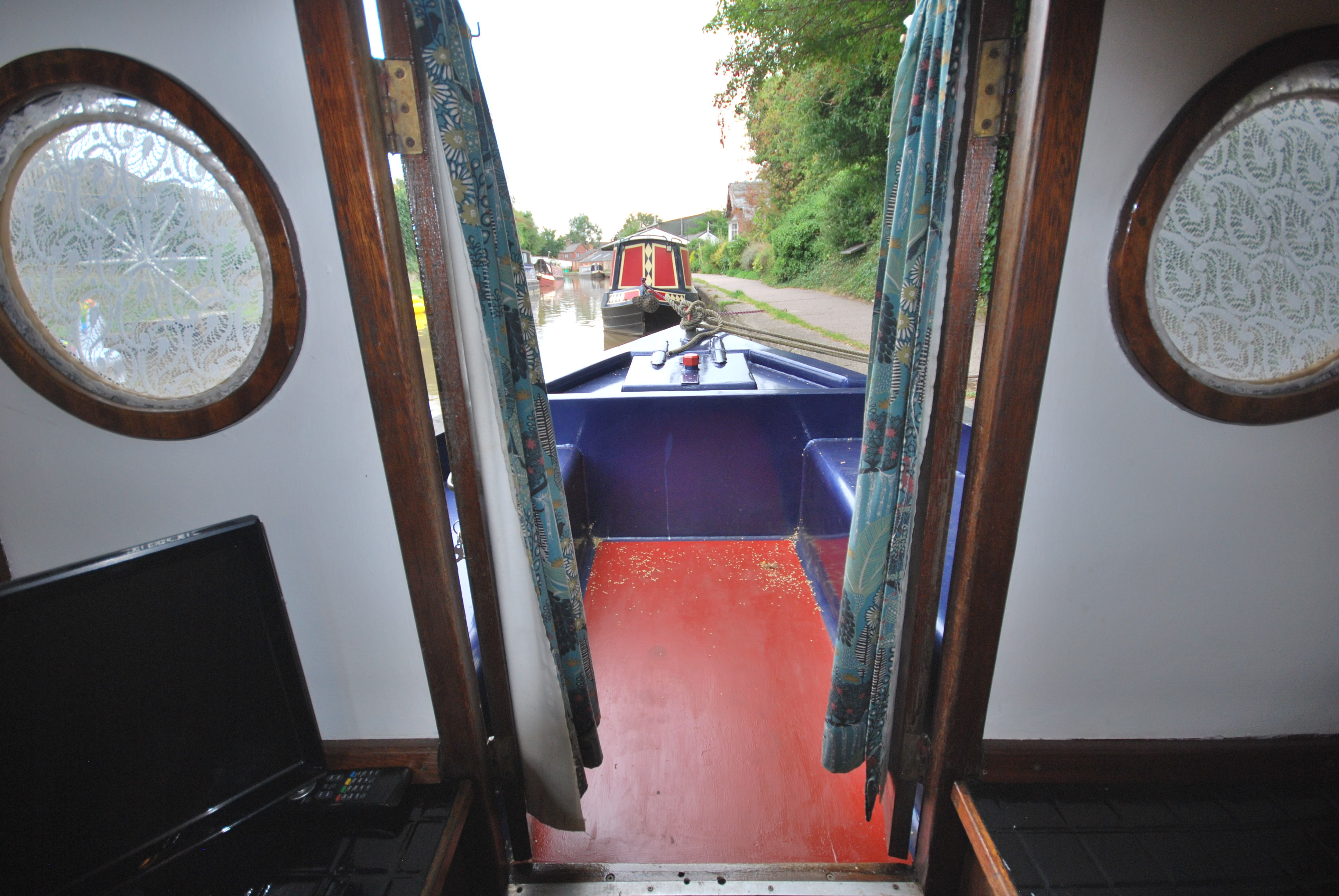 Luvly Jubbly - 56ft Cruiser Stern Liveaboard Narrowboat - For Sale 9