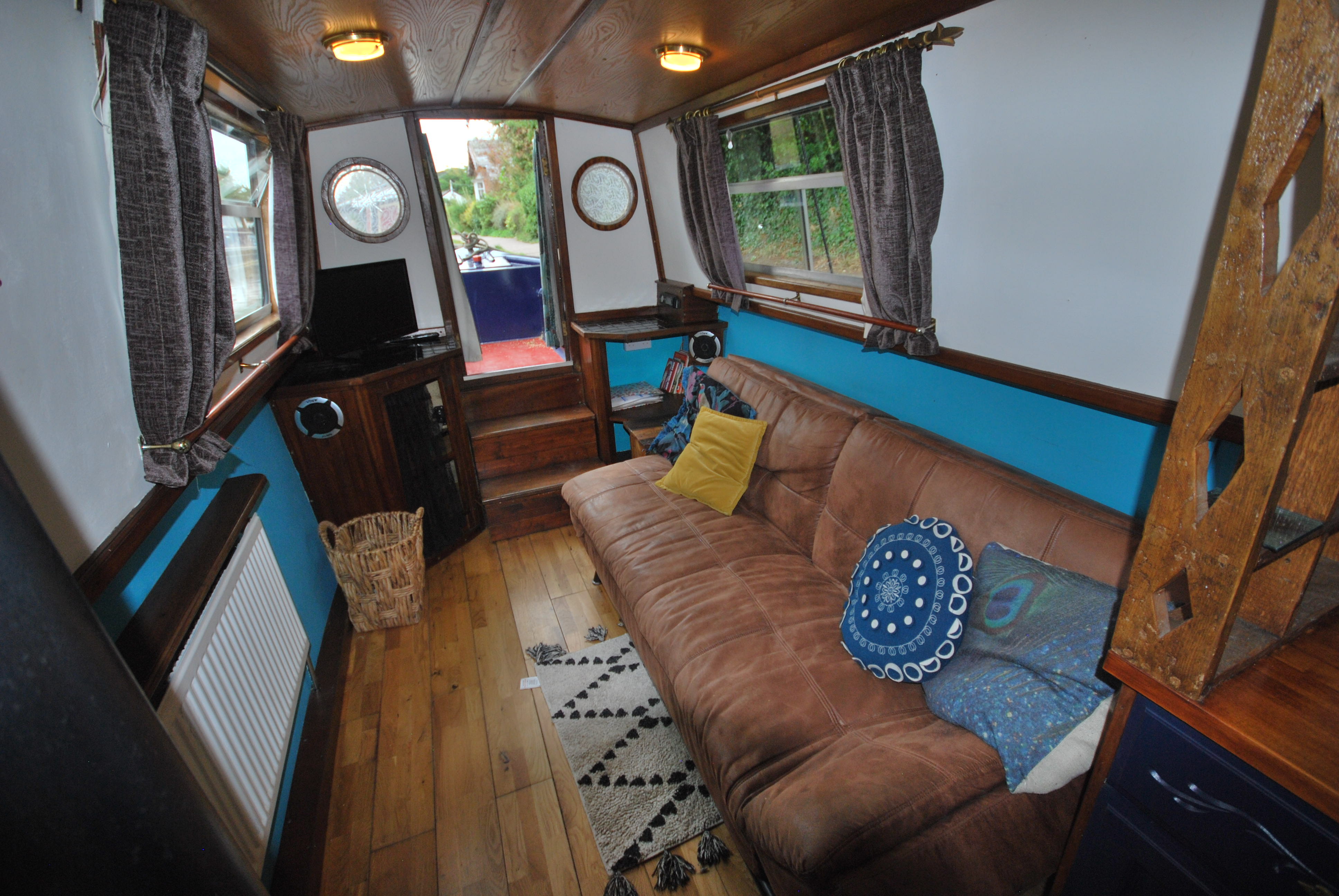 Luvly Jubbly - 56ft Cruiser Stern Liveaboard Narrowboat - For Sale 10